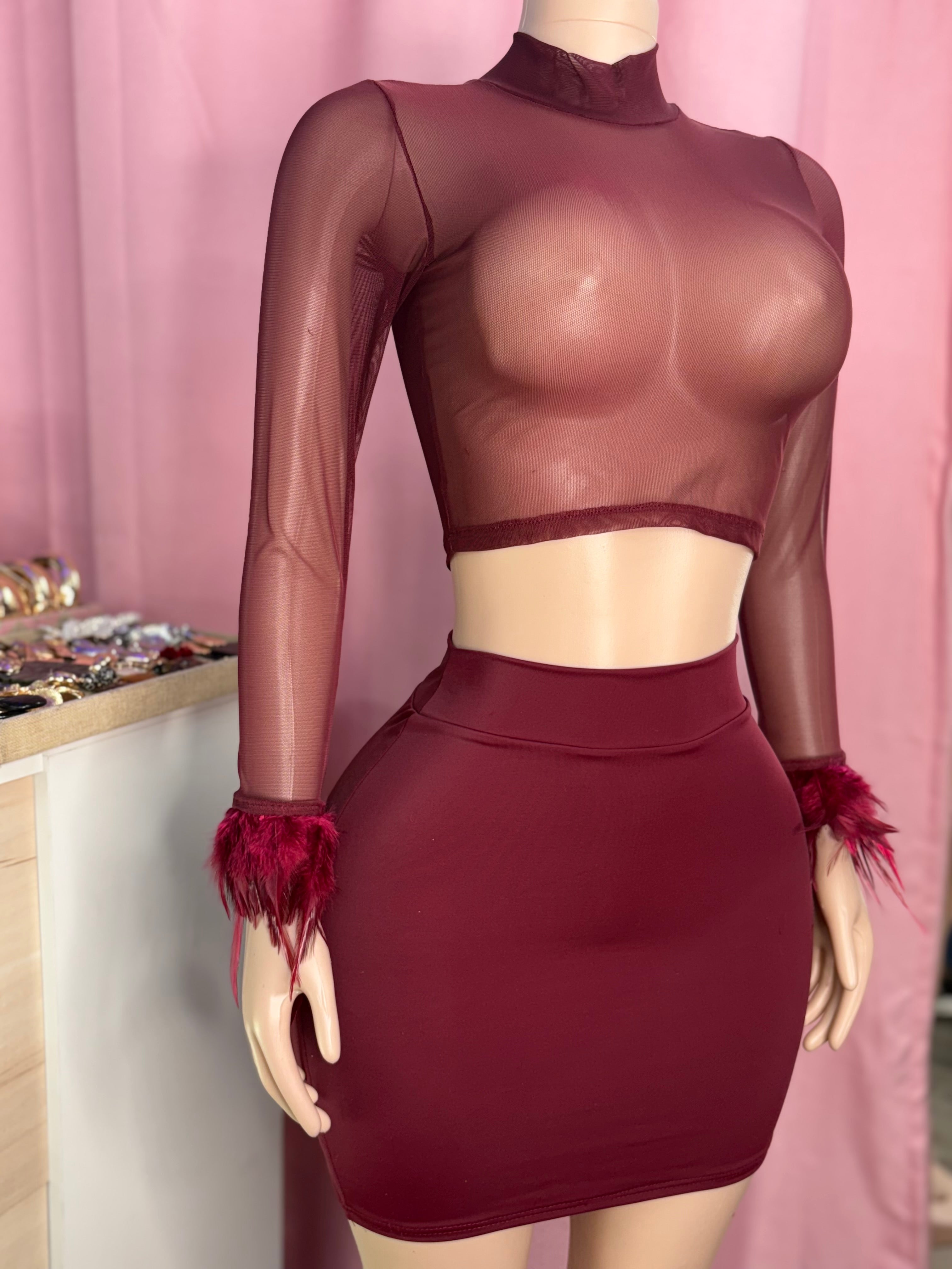 Set disponible de dos piezas con detelles de pluma en las mangas