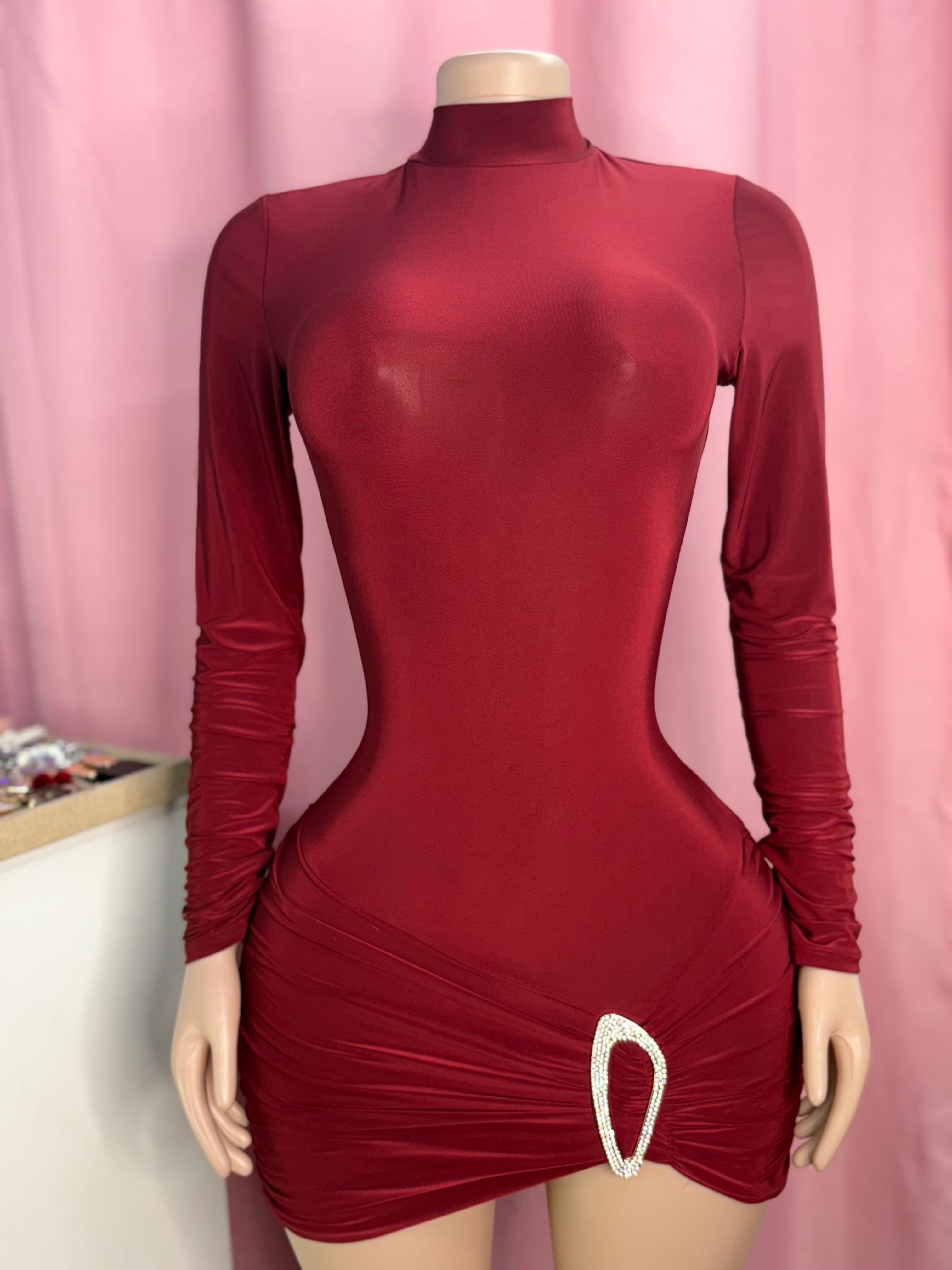 Dress disponible rojo vino con detalle dorado