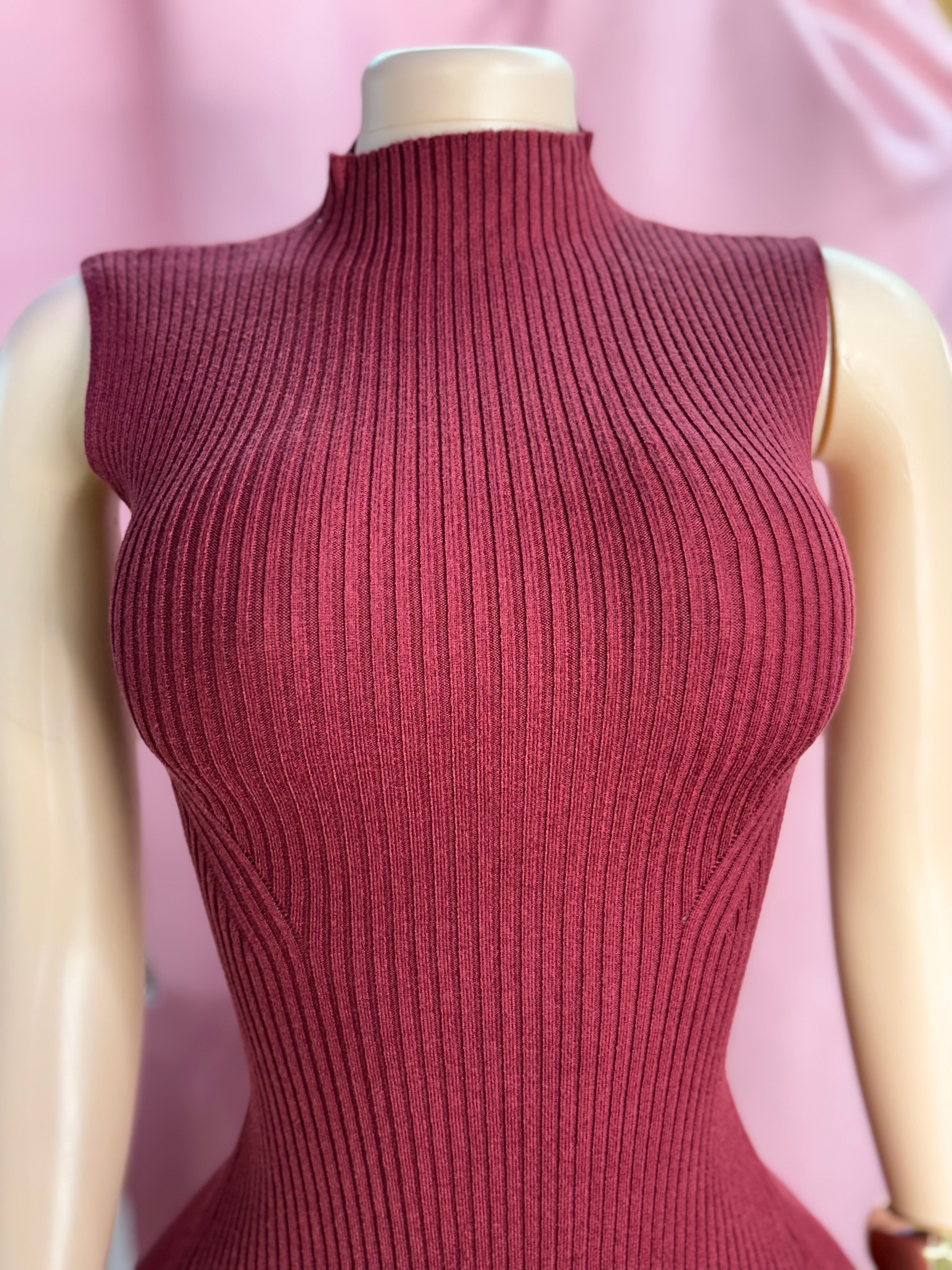 Dress to look delicate .