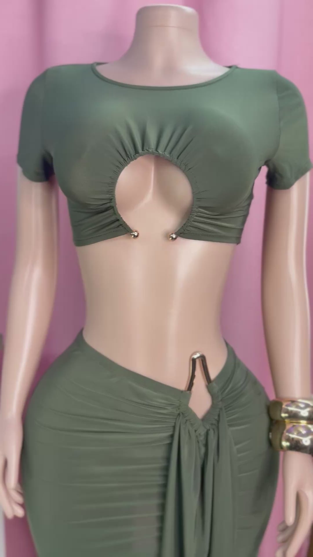 Set verde oliva con detalles dorado